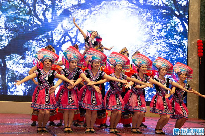 1549183402458245.jpg 公司各部門聯(lián)合演出舞蹈《壯族敬酒歌》.jpg