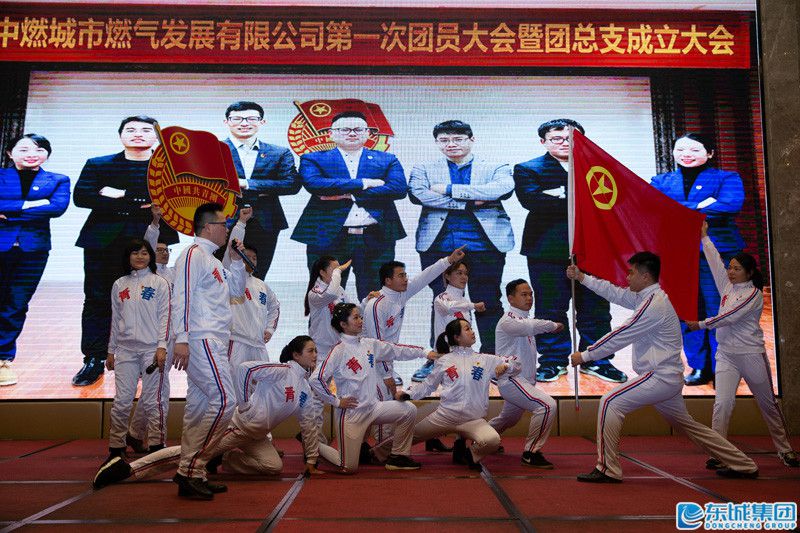 1549183415230478.jpg 公司團總支帶來的走秀《有一群人》.jpg